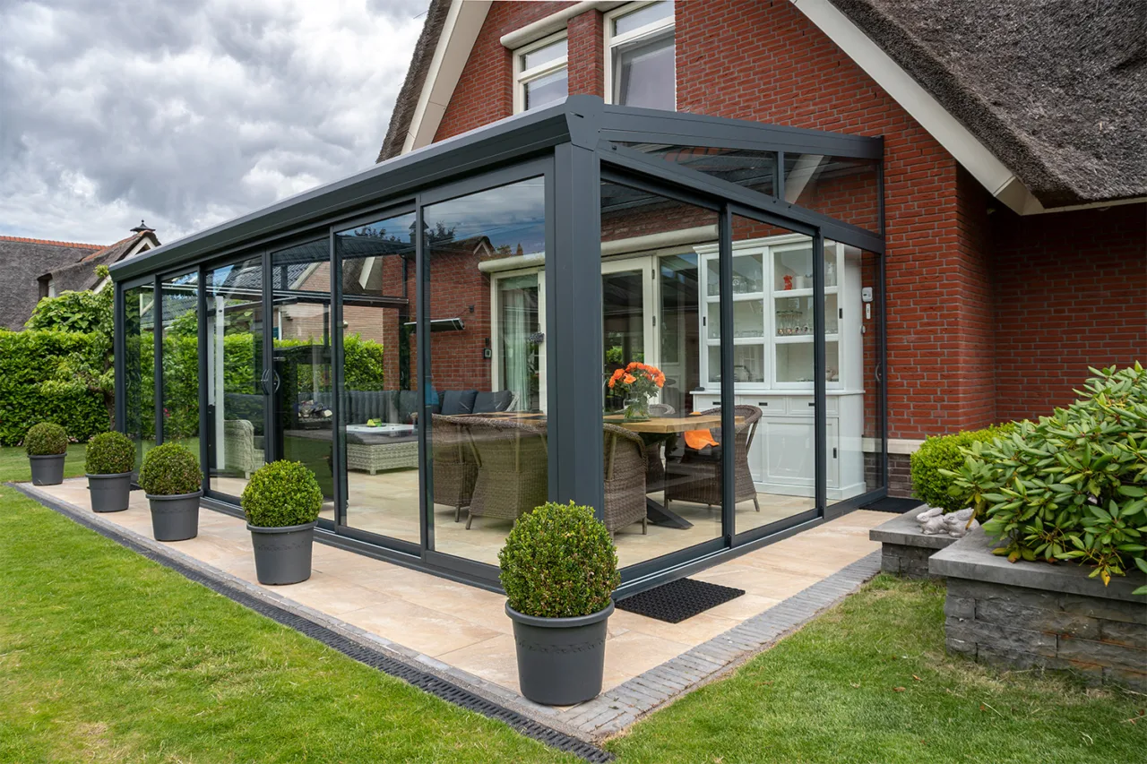 Top Line XL RAL7016 gerahmte Schiebetueren Keilfenster Unterdachmarkise 1 web